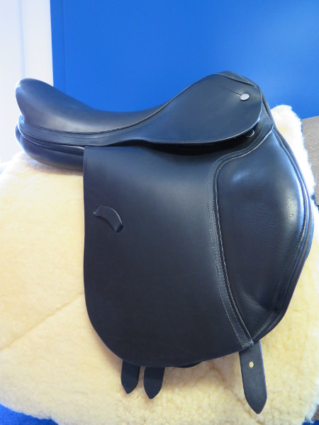 Vielseitikeitssattel Schwarz (1400-1-17, 1400-2-17, 1400-3-16, 1400-4-17, 1400-5-16, 1400-6-16, 1400-8-16, 1400-7-17)